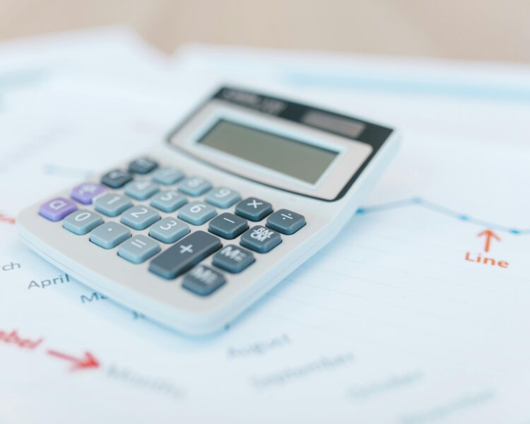 How Dubai Freelancers Can Use Monthly Bookkeeping to Predict Income Dips